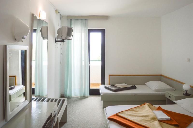 Triple Room with with Balcony and Sea View image 1