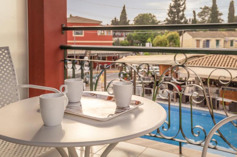 Junior Suite with Pool View image 4