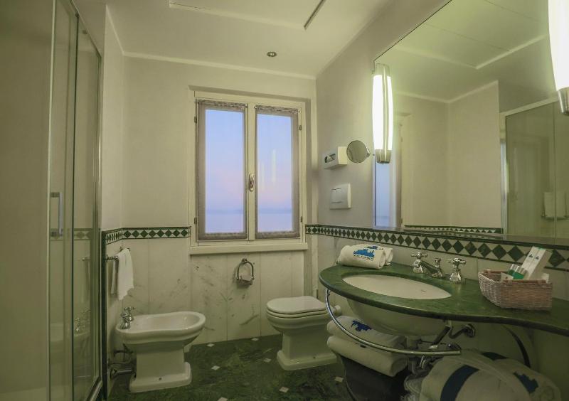 Double Room with Lake View and Balcony and Spa Access image 3