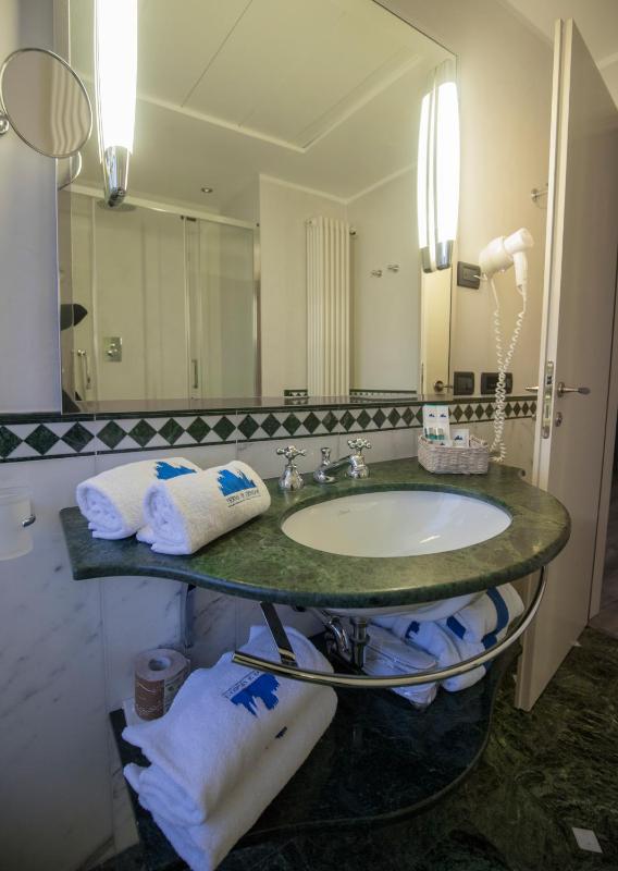 Double Room with Lake View and Balcony and Spa Access image 4