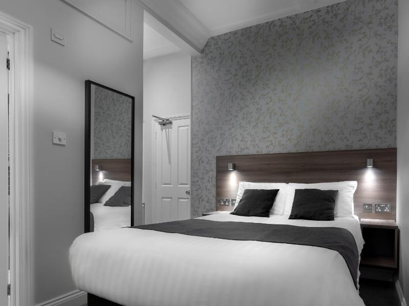 Small Double Room image 1