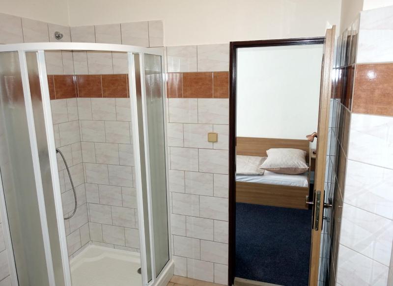 Twin Room with Bathroom image 3