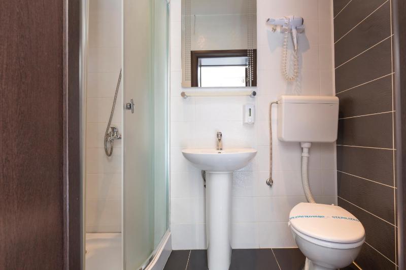 Economy Double or Twin Room image 2