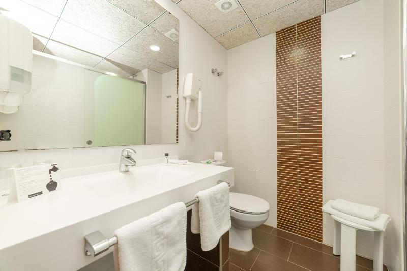 Triple Room (2 Adults + 1 Child) image 4