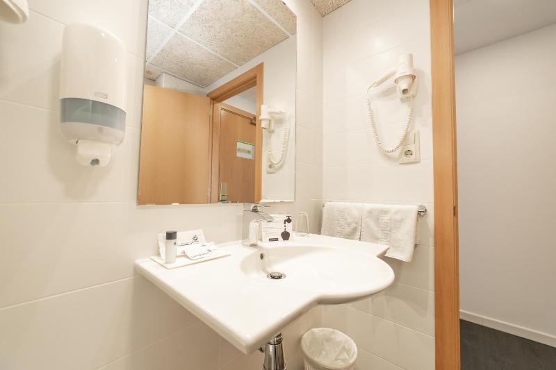 Double or Twin Room image 3