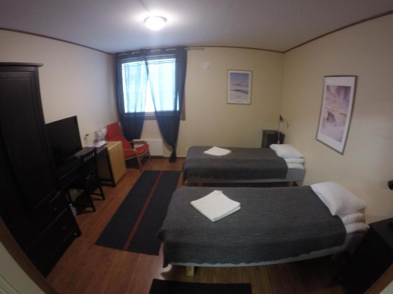 Twin Room with Shared Bathroom image 4