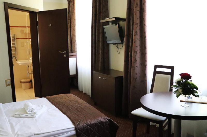 Standard Double Room image 2