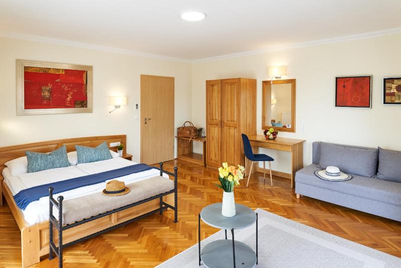 Deluxe Room image 3
