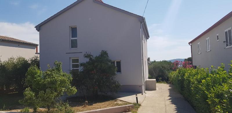 One-Bedroom Apartment image 2