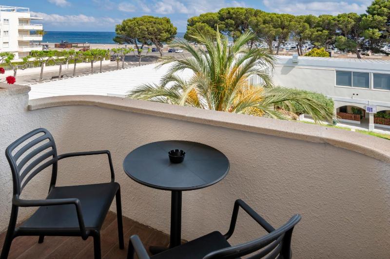 Double Room with Sea View (2 Adults) image 2