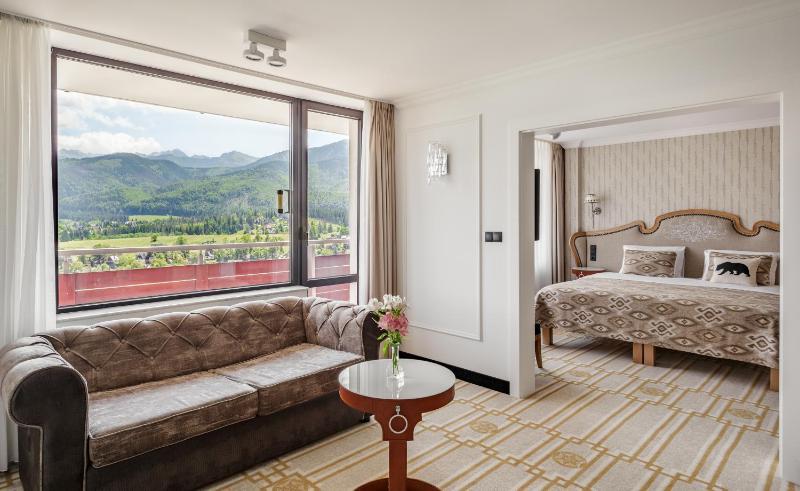 Suite with Mountain View with Balcony image 1