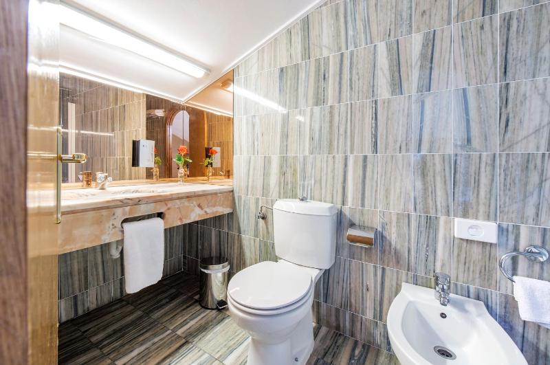 Basic Triple Room image 4