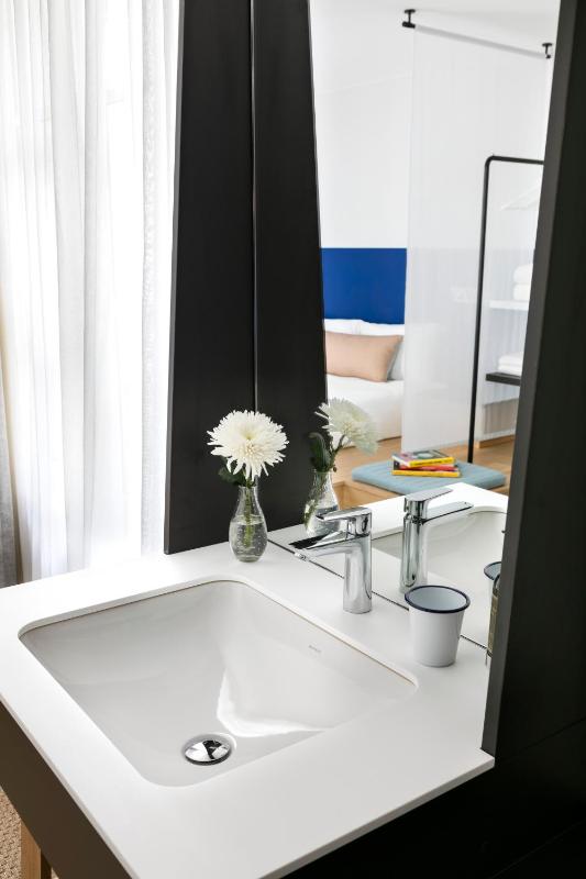 Double Room with view on Courtyard - without lift image 3