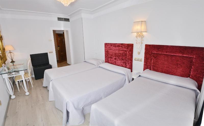 Triple Room with 3 beds  image 3