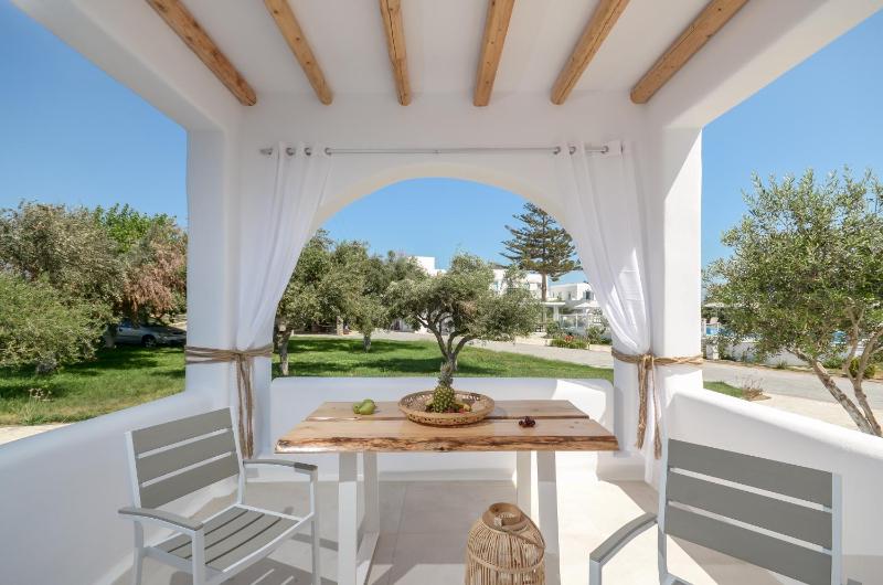 King Suite with Pool View image 4