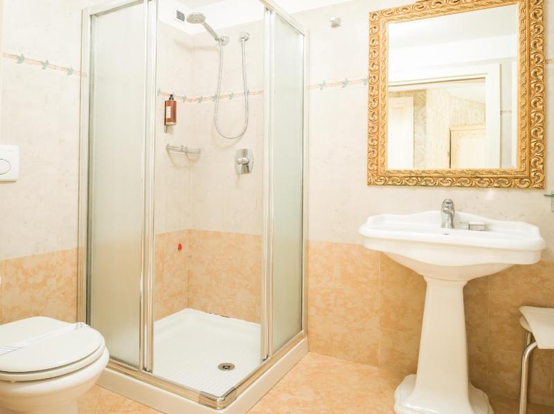 Suite (4 Adults) image 2