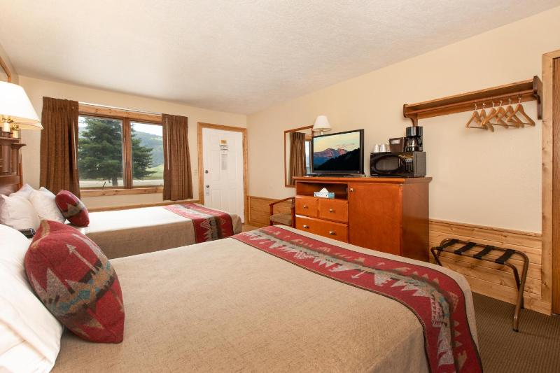 Queen Room with Two Queen Beds image 3