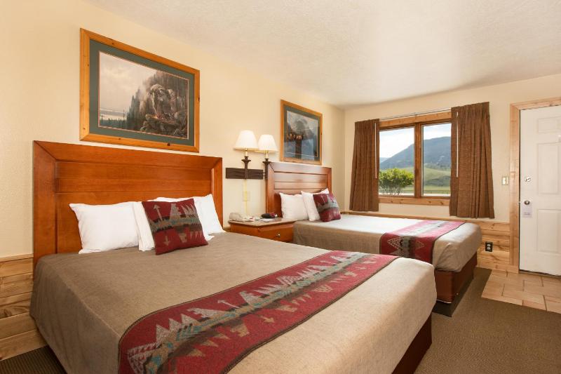 Queen Room with Two Queen Beds image 2