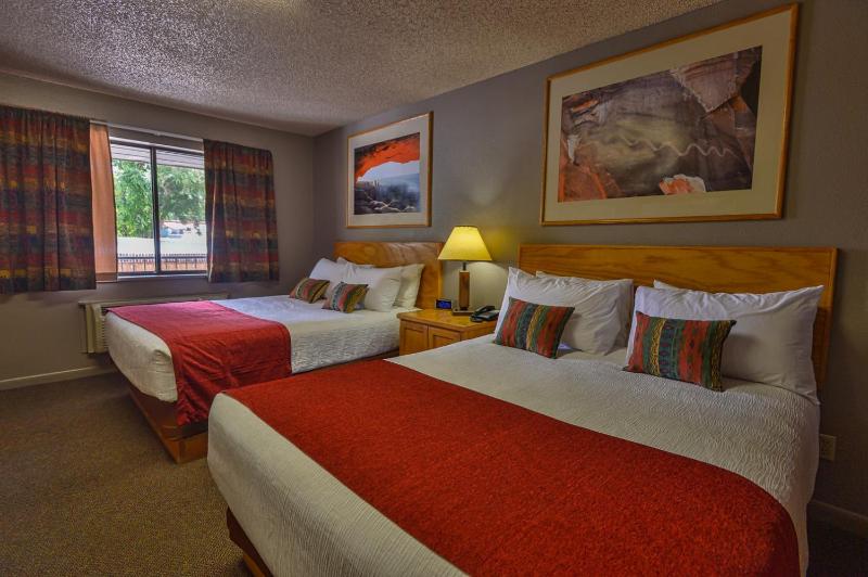 Queen Suite with Two Queen Beds image 4