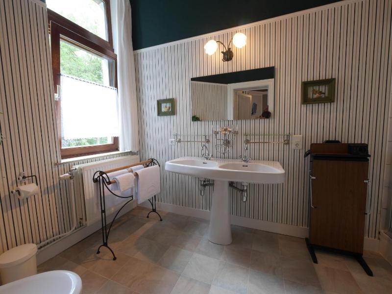 Deluxe Double Room with Extra Bed image 2