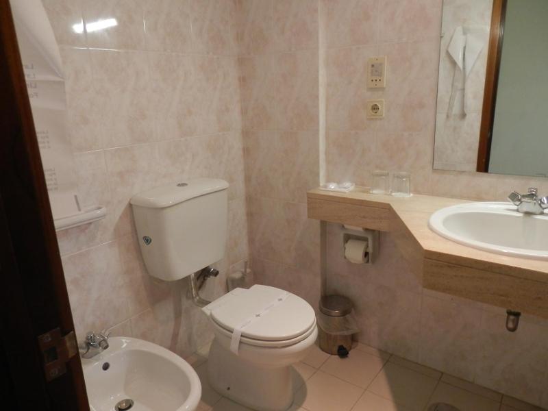 Twin Room image 3