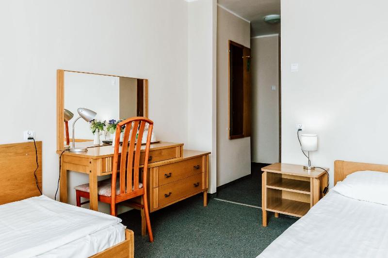Economy Twin Room image 4