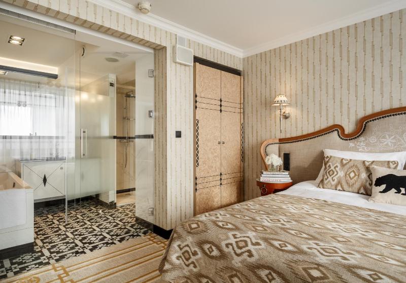 Suite with Mountain View with Balcony image 2