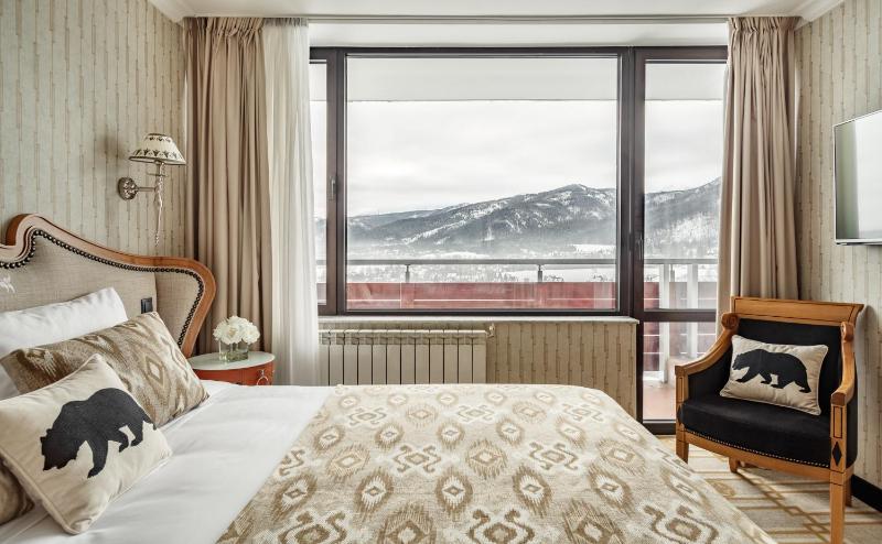 Suite with Mountain View with Balcony image 3