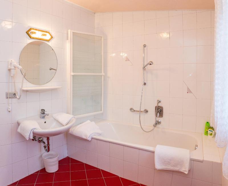 One-Bedroom Apartment image 2