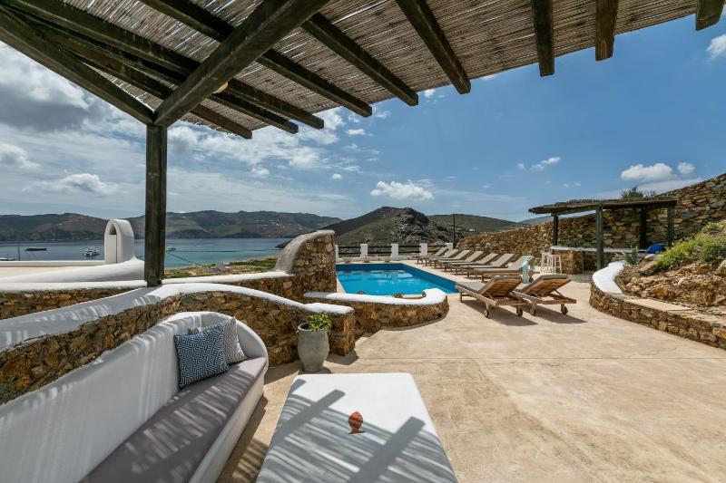 2 Bedroom Villa with Common Pool and Sea View image 1