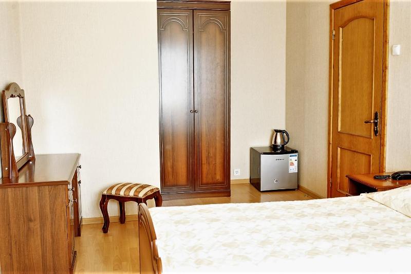 Budget Triple Room with Shared Bathroom image 3