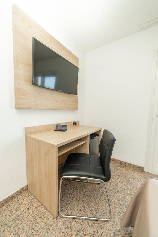 Double or Twin Room with Side Sea View image 3