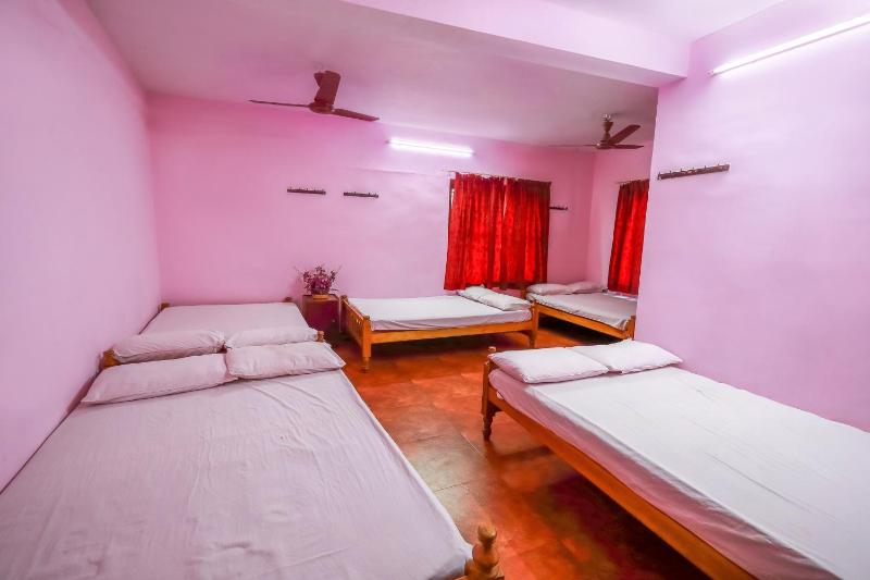 10-Bed Mixed Dormitory Room image 1