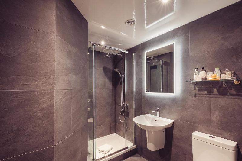 Standard Double Room image 4