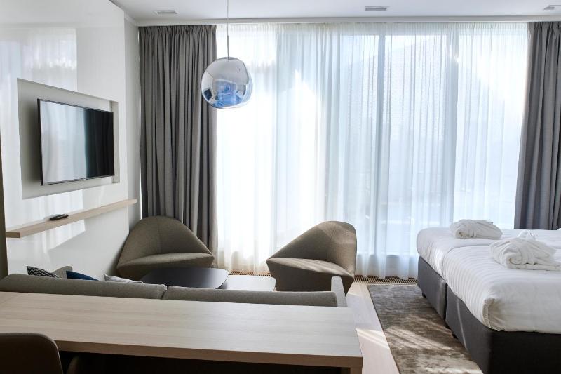Deluxe Room with spa access image 3