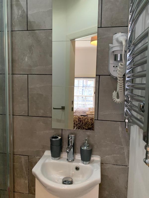 Deluxe Double Room - Dundas image 4