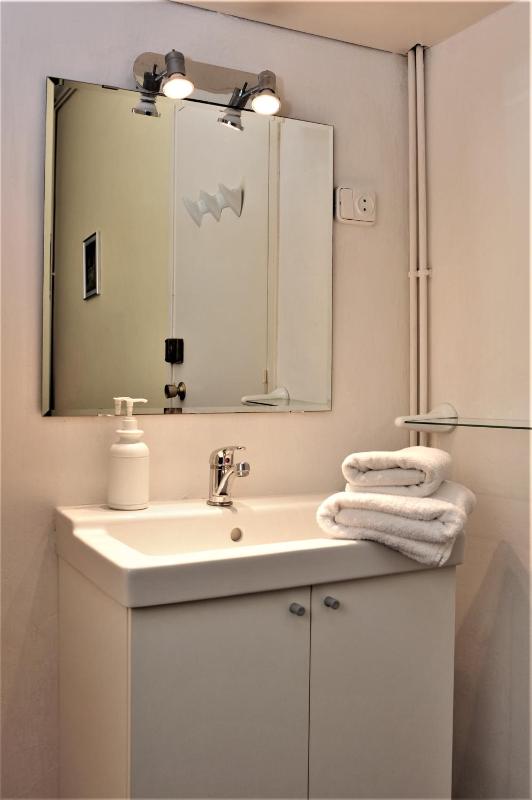 Single Room with Shared Bathroom image 3