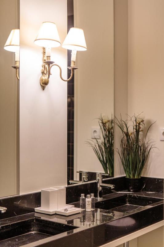 Double Room with City View image 4