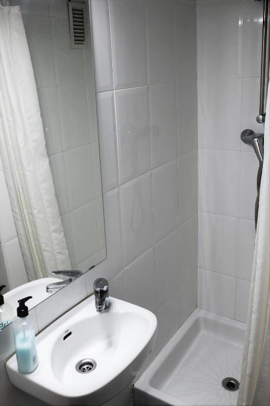 Single Room with Shared Bathroom image 4