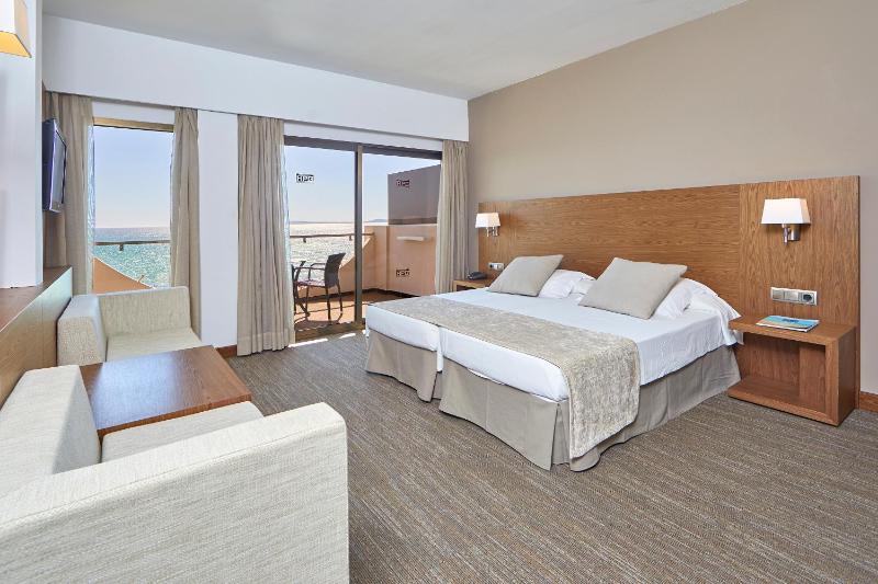 Superior Twin Room with Balcony and Sea View image 4