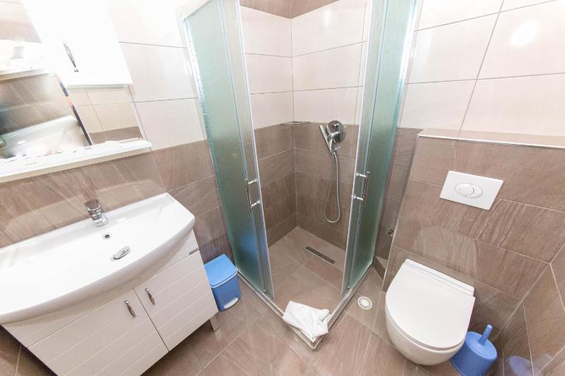 Superior Triple Room with Balcony and Sea View image 3
