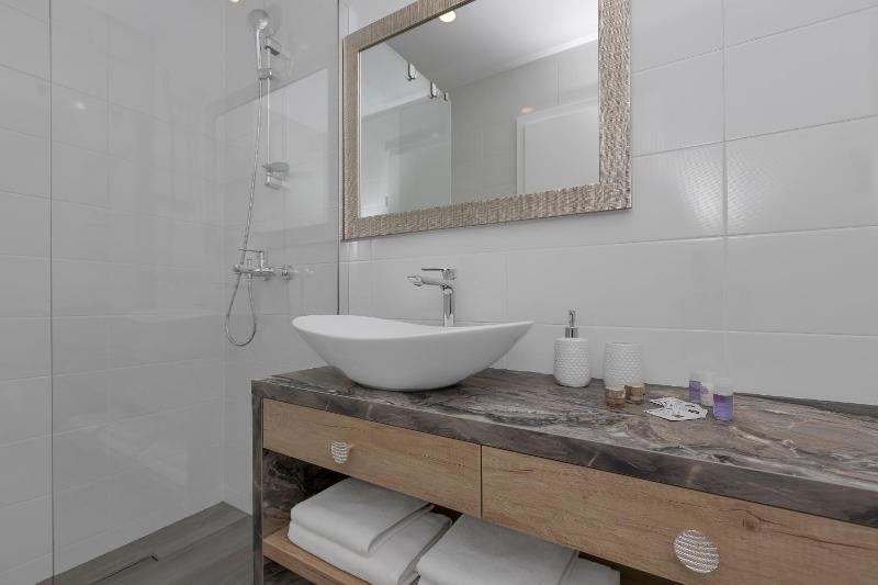 Studio Apartment with Sea View image 2