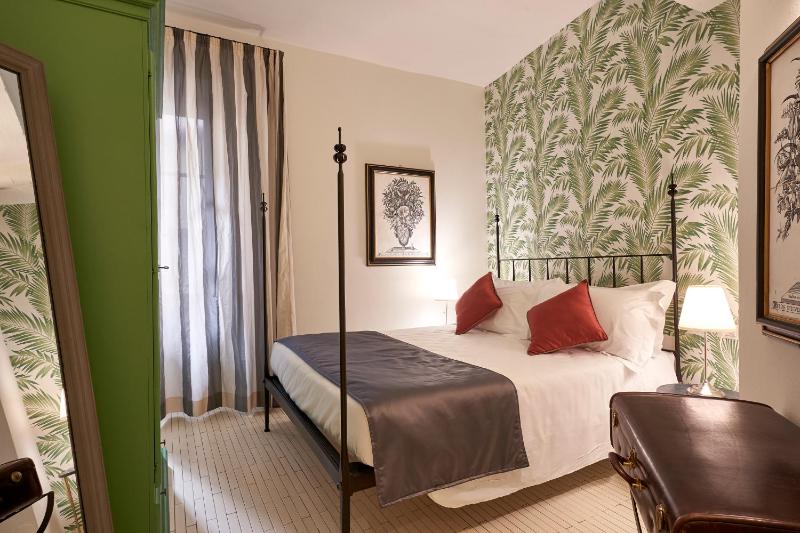 Deluxe One Bedroom Apartment image 2