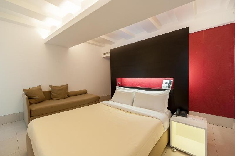 Deluxe Double Room image 3