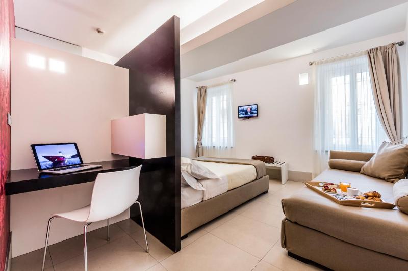 Deluxe Double Room image 2