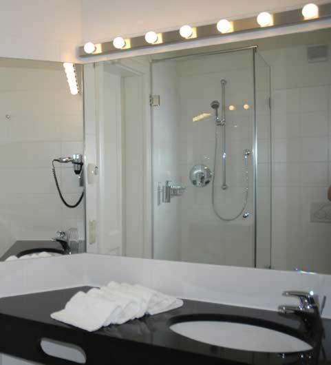 Standard Twin Room image 2