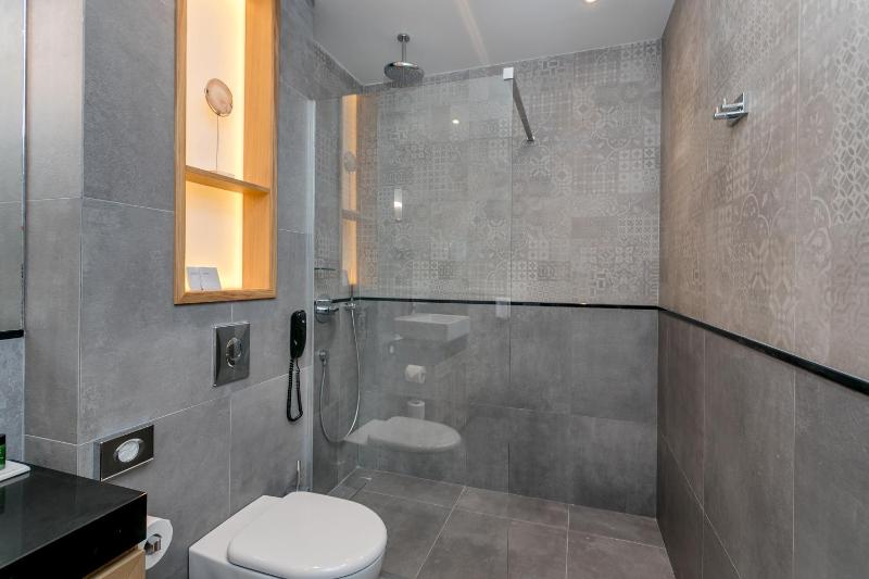 Junior Suite with Side Sea View image 4