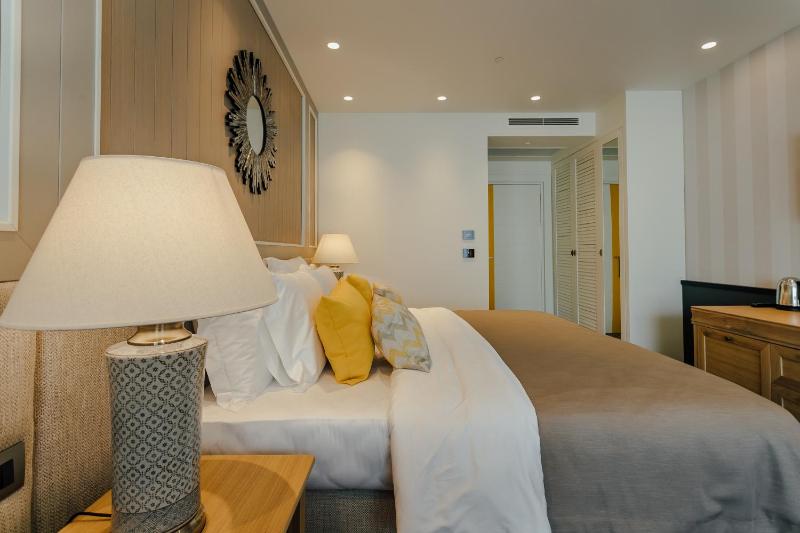 Junior Suite with Side Sea View image 3