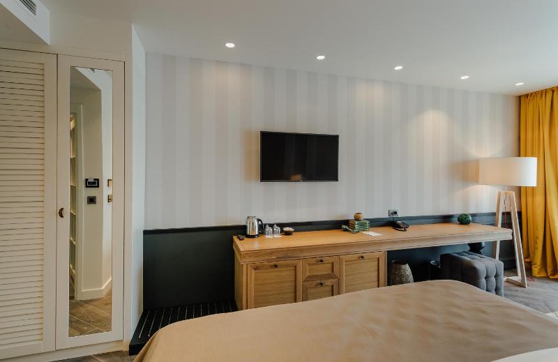 Junior Suite with Side Sea View image 2