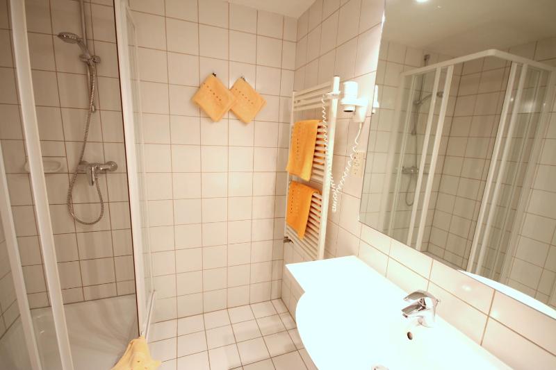 Twin Room image 2